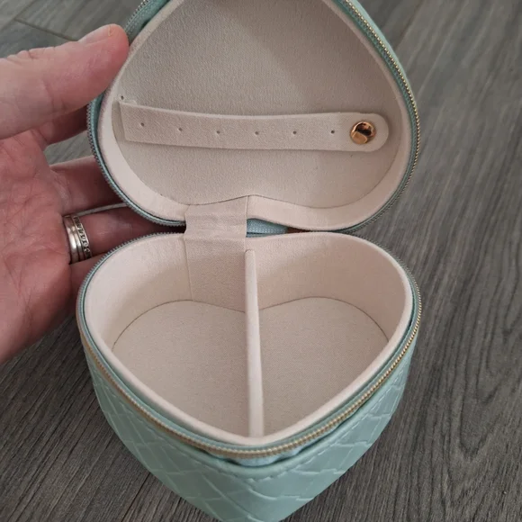 Heart-Shaped Mint Green Woven Jewelry Box With Zipper NWT - Picture 5 of 6